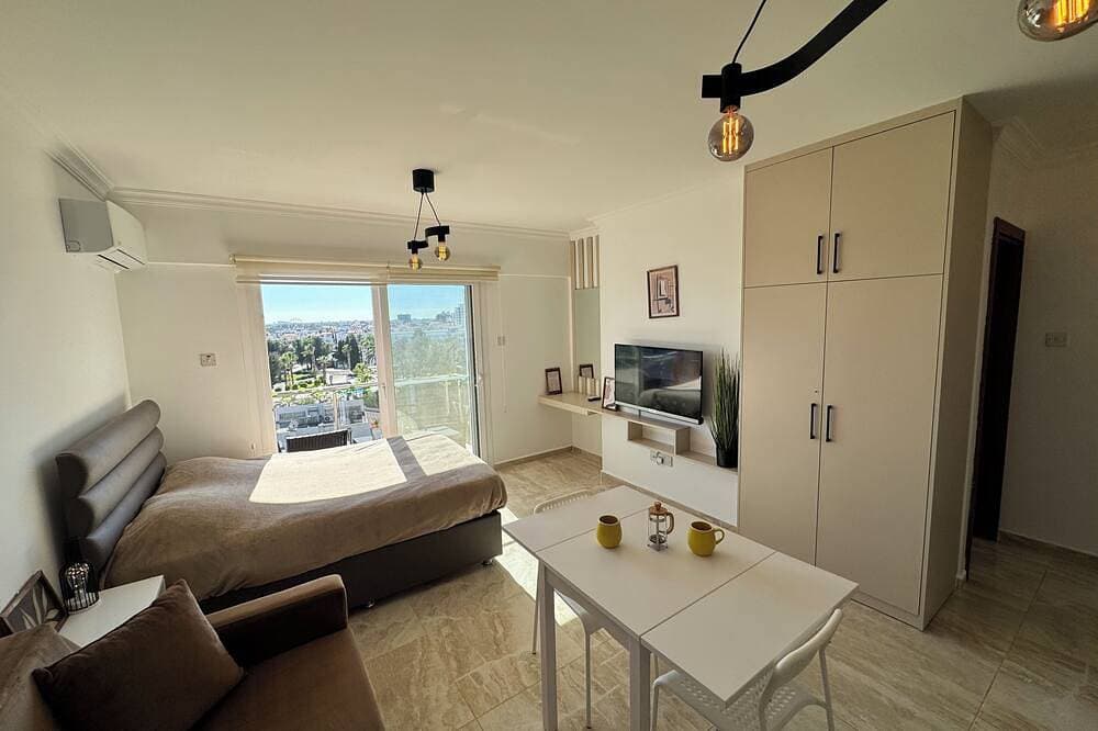 Foto 9 von 18: Beautiful Sea View Studio with Pool. 5-Min Walk to the Beach