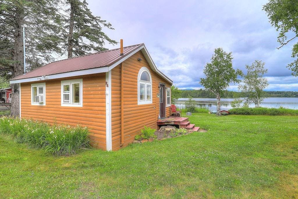 Foto 3 von 17: Cozy Haley Pond Waterfront Cottage in Downtown Rangeley