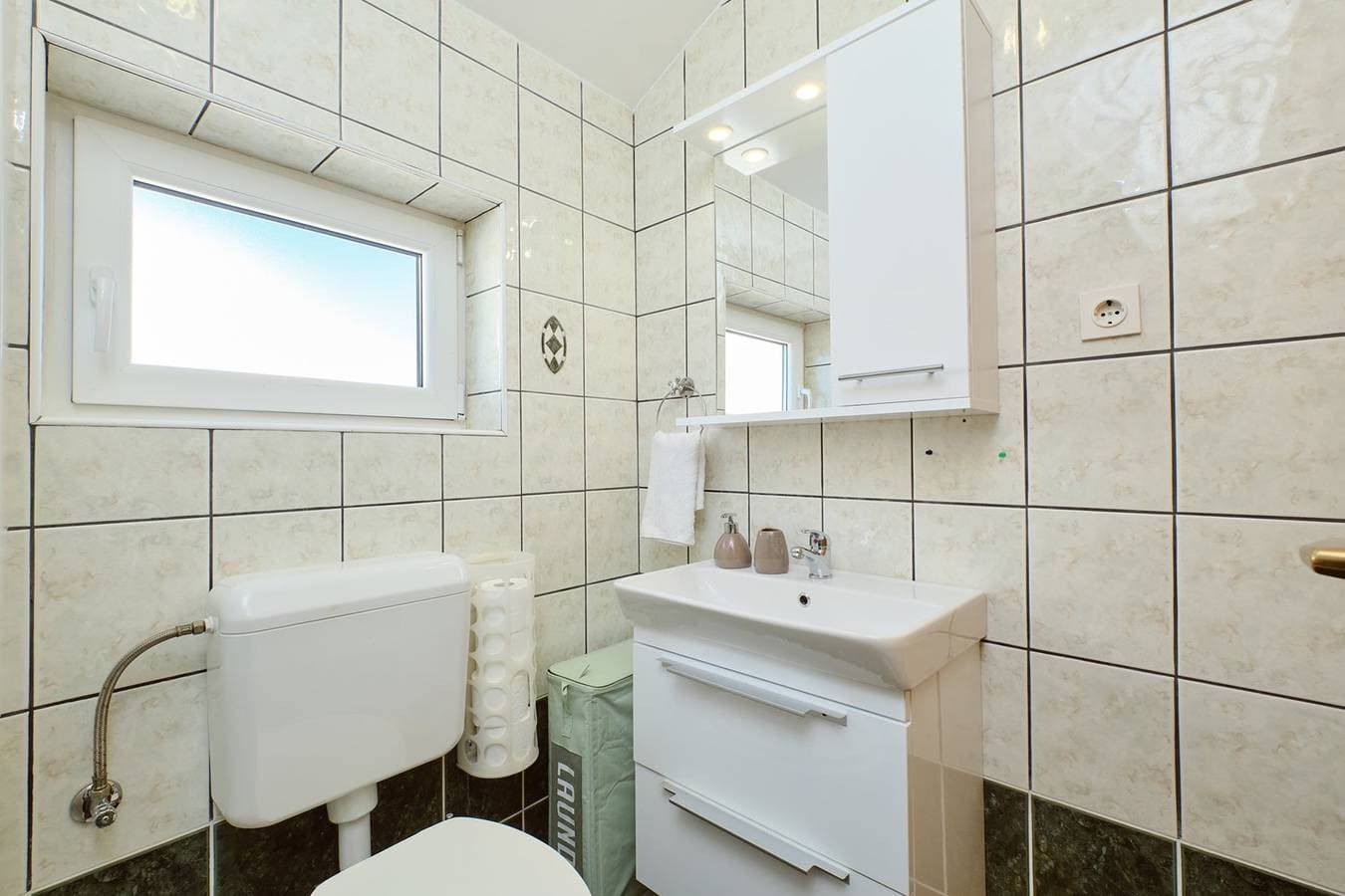 Foto 7 von 22: Das Apartment Jasmina 1 befindet sich in ruhiger Lage in Mali Lošinj. Es ist ideal für zwei Personen und besteht aus einem Schlafzimmer, einem Badezimmer, einem Wohnzimmer, einem Esszimmer und einer Küche. Es verfügt außerdem über eine Terrasse und einen Parkplatz vor dem Gebäude.