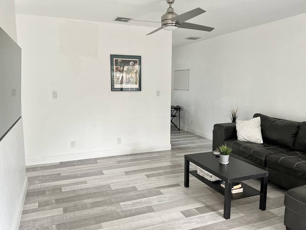 Foto 2 von 24: 2 Bedroom Tropical & Cozy Home Near Beach: Private, Yard, Parking