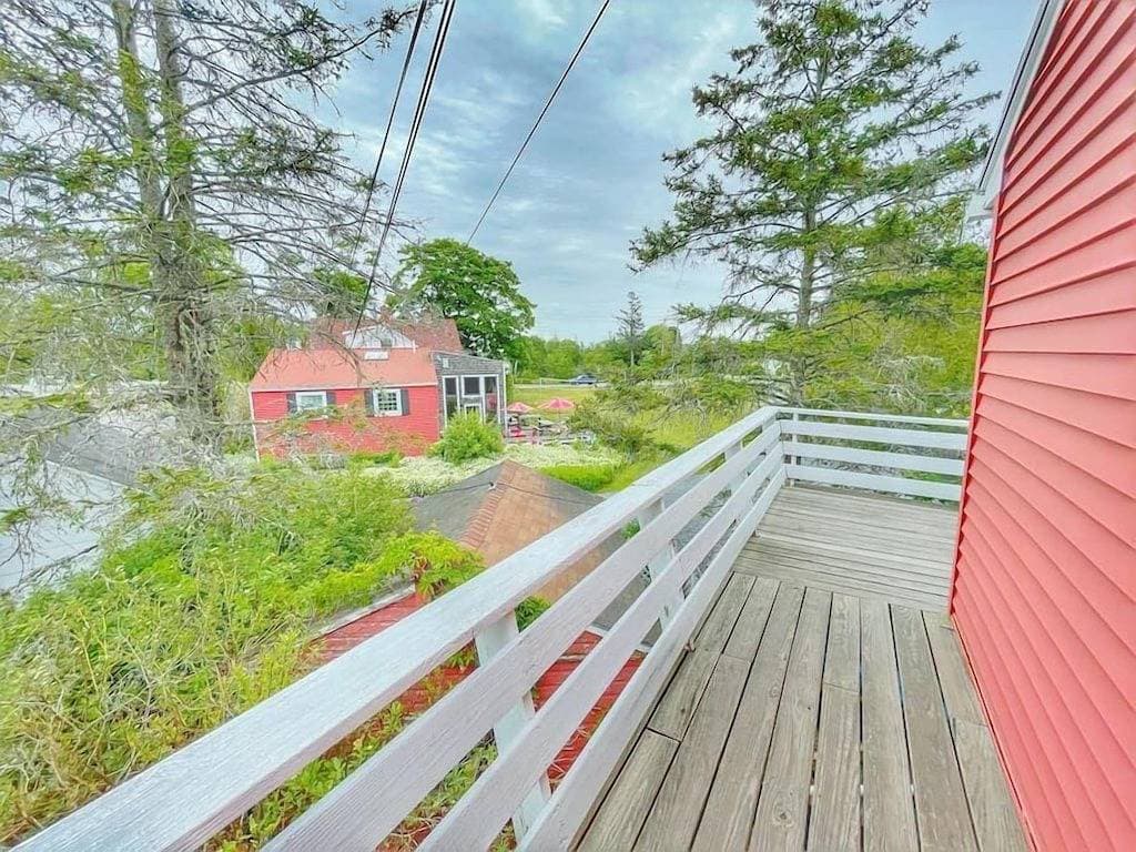 Foto 5 von 28: 18 Acadia Lodge King Bed AC Open Hearth Inn