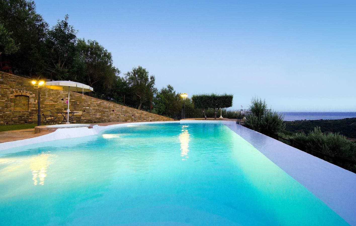 Foto 7 von 36: Apartment mit Meerblick, Pool, AC, Küche und Internet