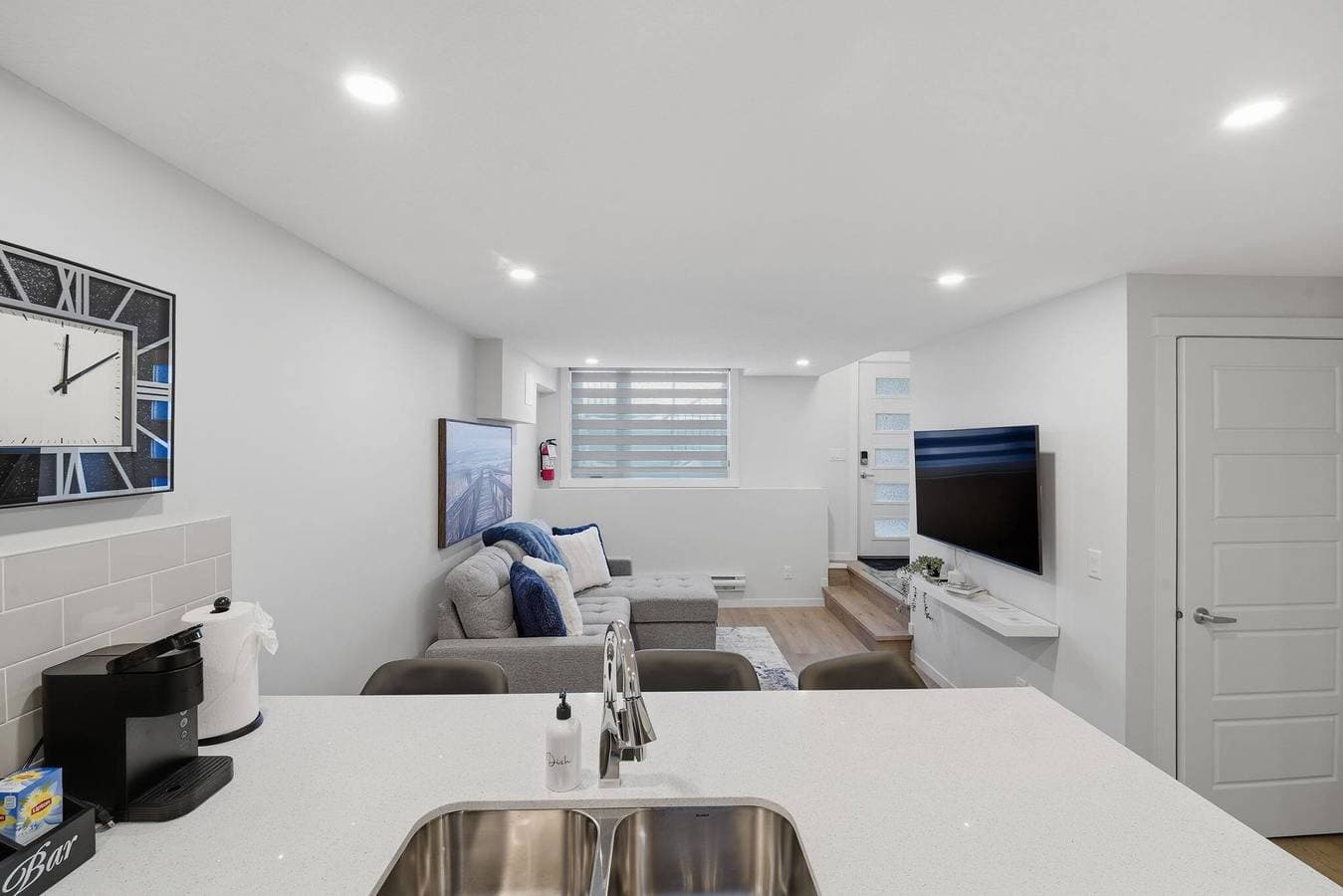 Foto 3 von 30: Livingston Haven - Moderne Privatsuite mit 1 Schlafzimmer