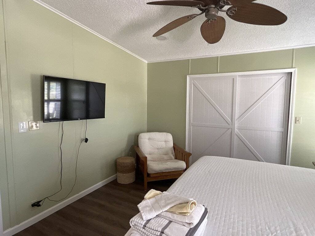 Amazing views! Fishing, kayaks, great restaurants. Well stocked-sparkling clean! 1