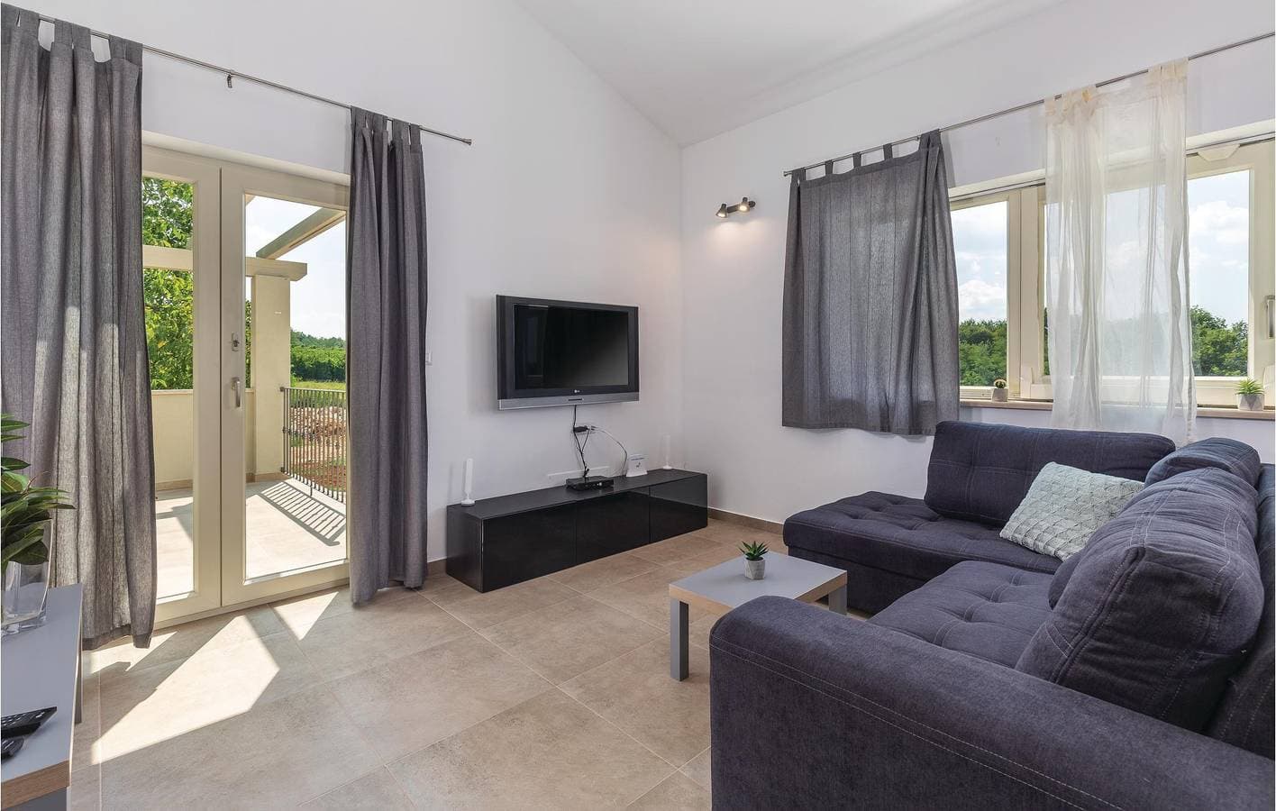Foto 12 von 36: Charmantes 2-Zimmer-Apartment mit Pool, Terrasse und WLAN in Prhati – 200 m vom Zentrum entfernt