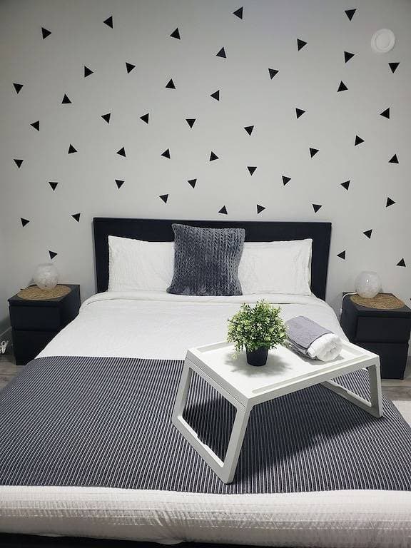Foto 8 von 23: Lux Modern 2bd Radiant Suite+Free Parking