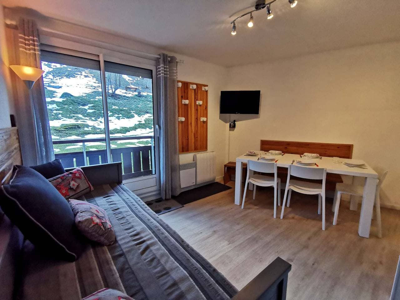 Foto 2 von 16: Gemütliche 2-Zimmer-Kabine, 100m zur Skischule, neue Küche, Balkon, 4 Schlafplätze, keine Haustiere