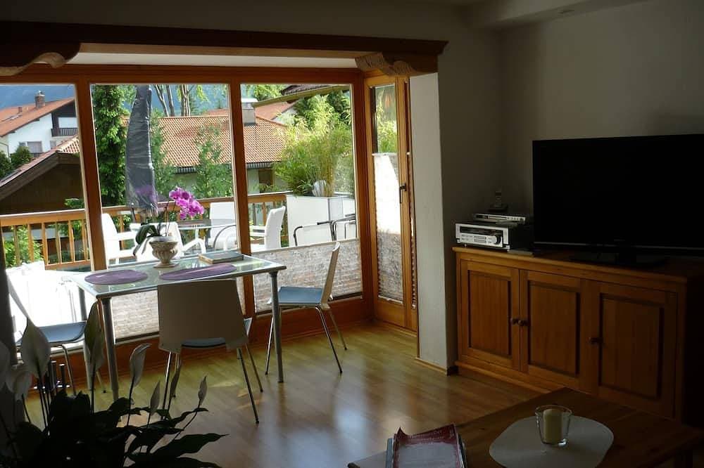 Schoene, liebevoll komplett renovierte Ferienwohnung direkt unter dem Karwendel. 1