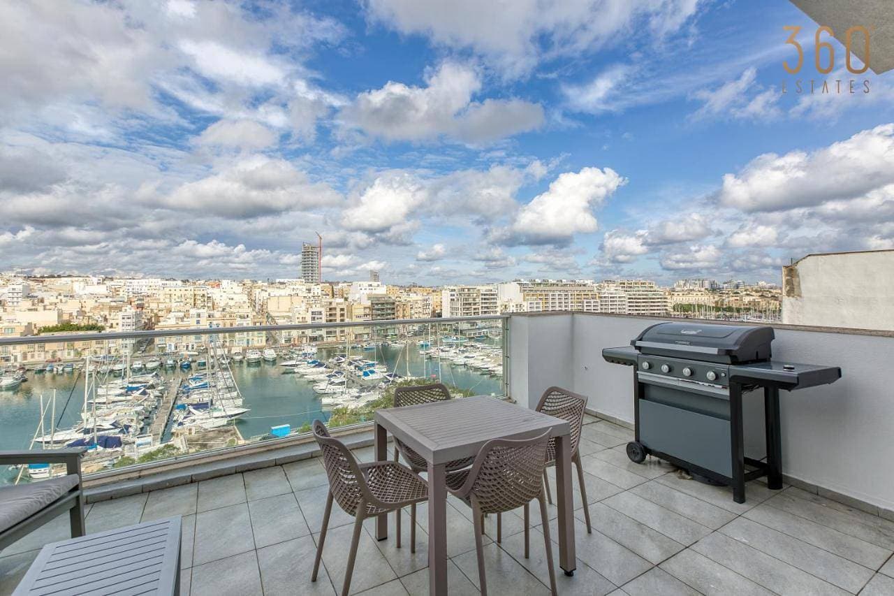 Beautiful seafront home with private balcony & BBQ by 360 Estates 1