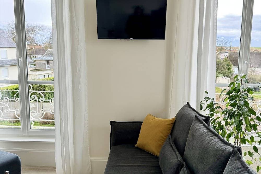 Foto 7 von 30: Waterfront Studio at Gold Beach, Sea View, Private Parking