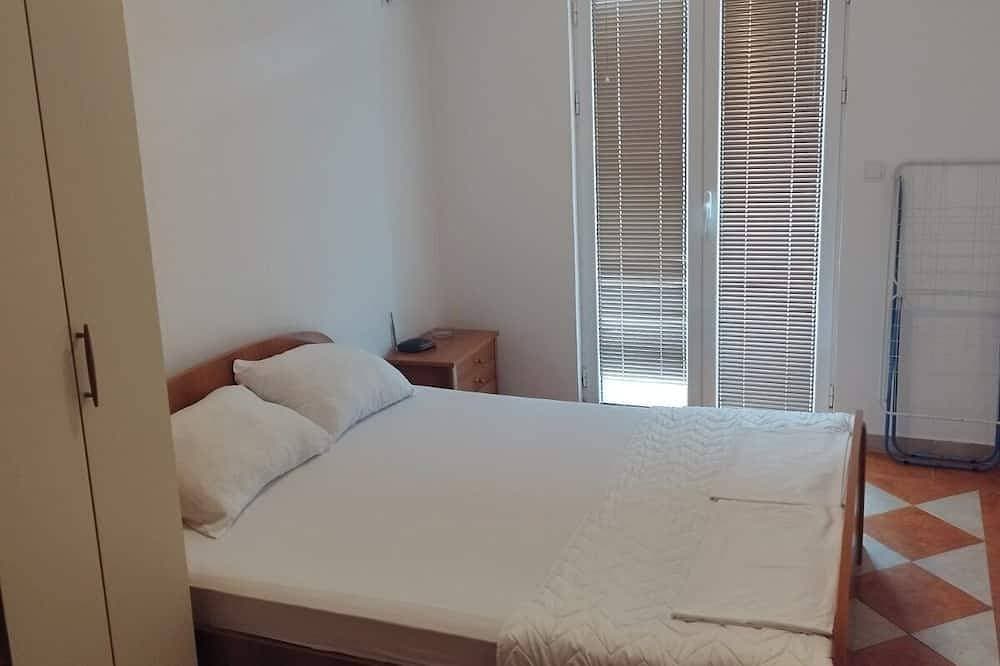Dvokrevetni apartman sa kuhinjom i parkingom u dvoristu kuce, idealan za par. 1