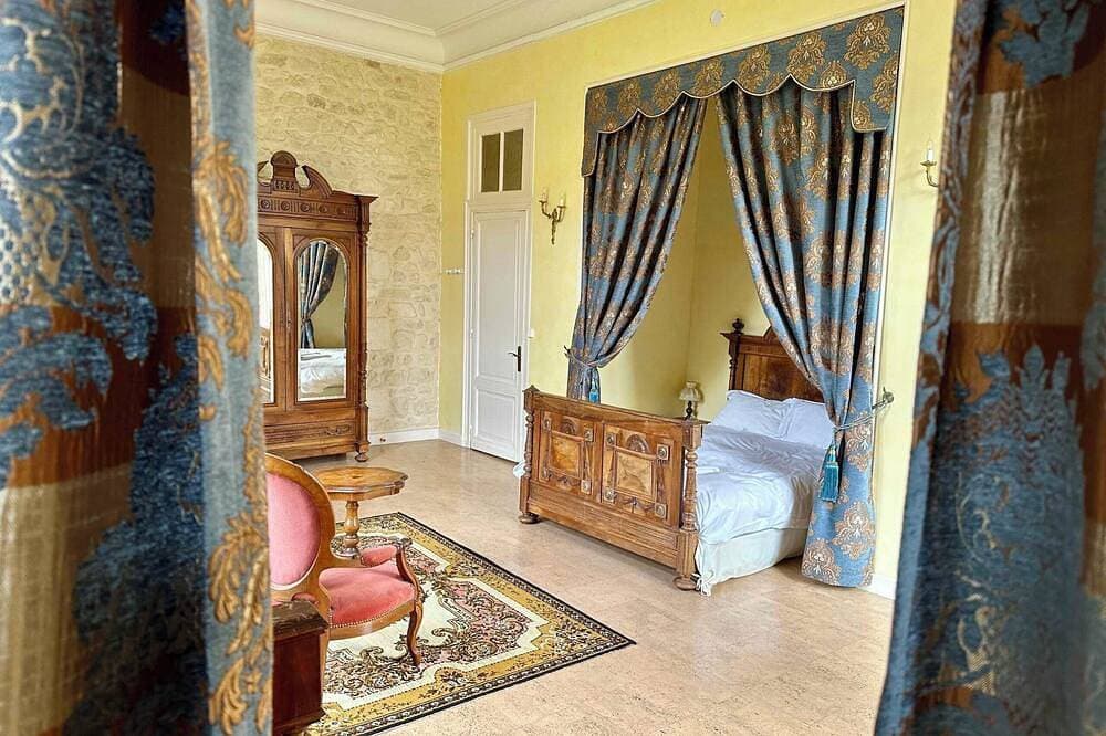 Foto 2 von 30: Fairytale Chateau with pool surrounded by vineyard and parc