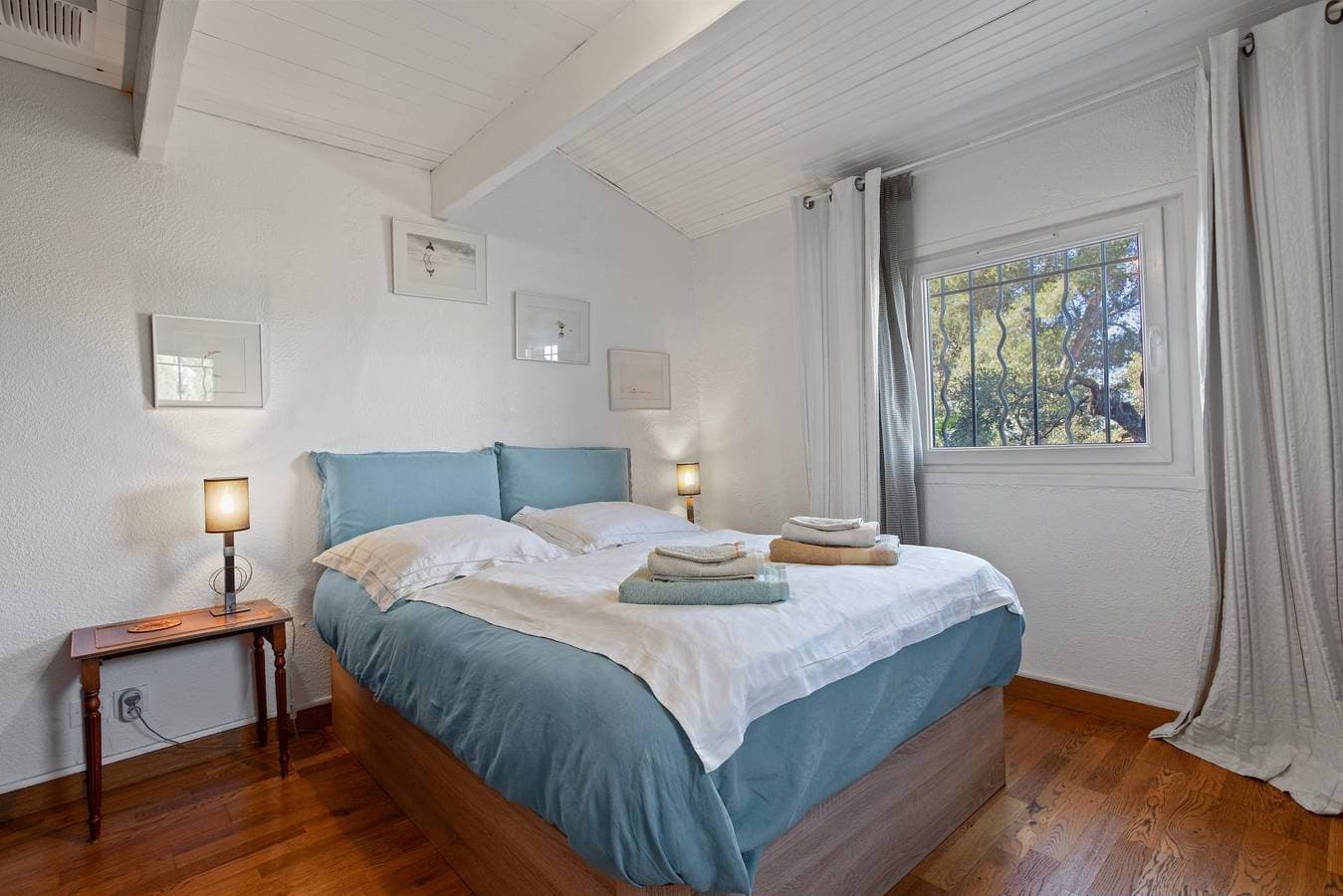 Foto 6 von 22: Gästezimmer „Au Jardin Des Couleurs“ mit Bergblick, WLAN und Klimaanlage