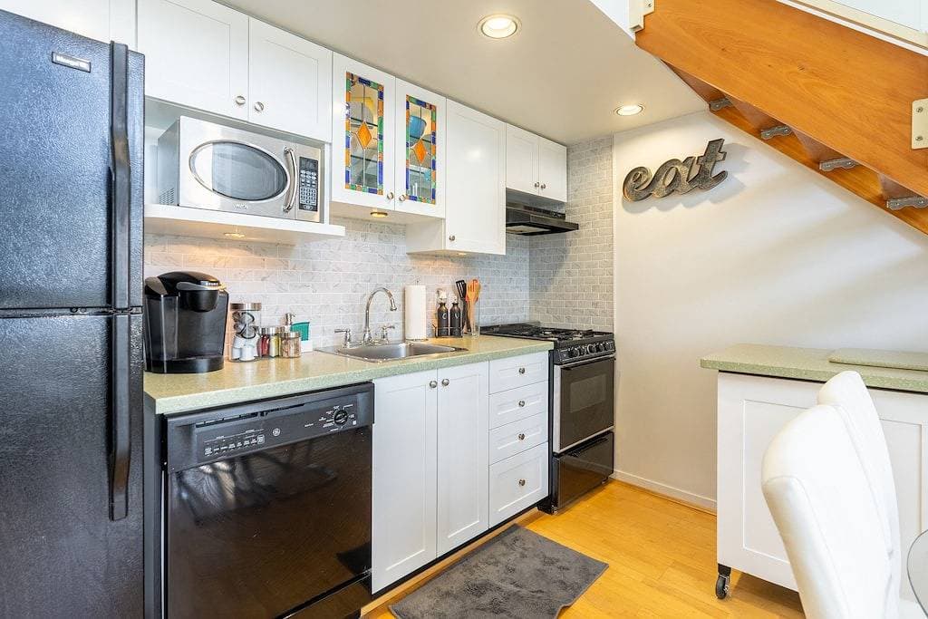 Foto 11 von 13: Modern Downtown Vancouver Loft. Parking included.