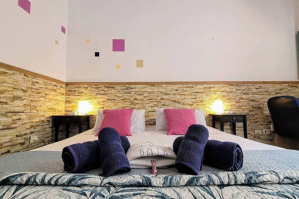 Foto 3 von 12: Large and bright room in Vecindario, with extra-large bed