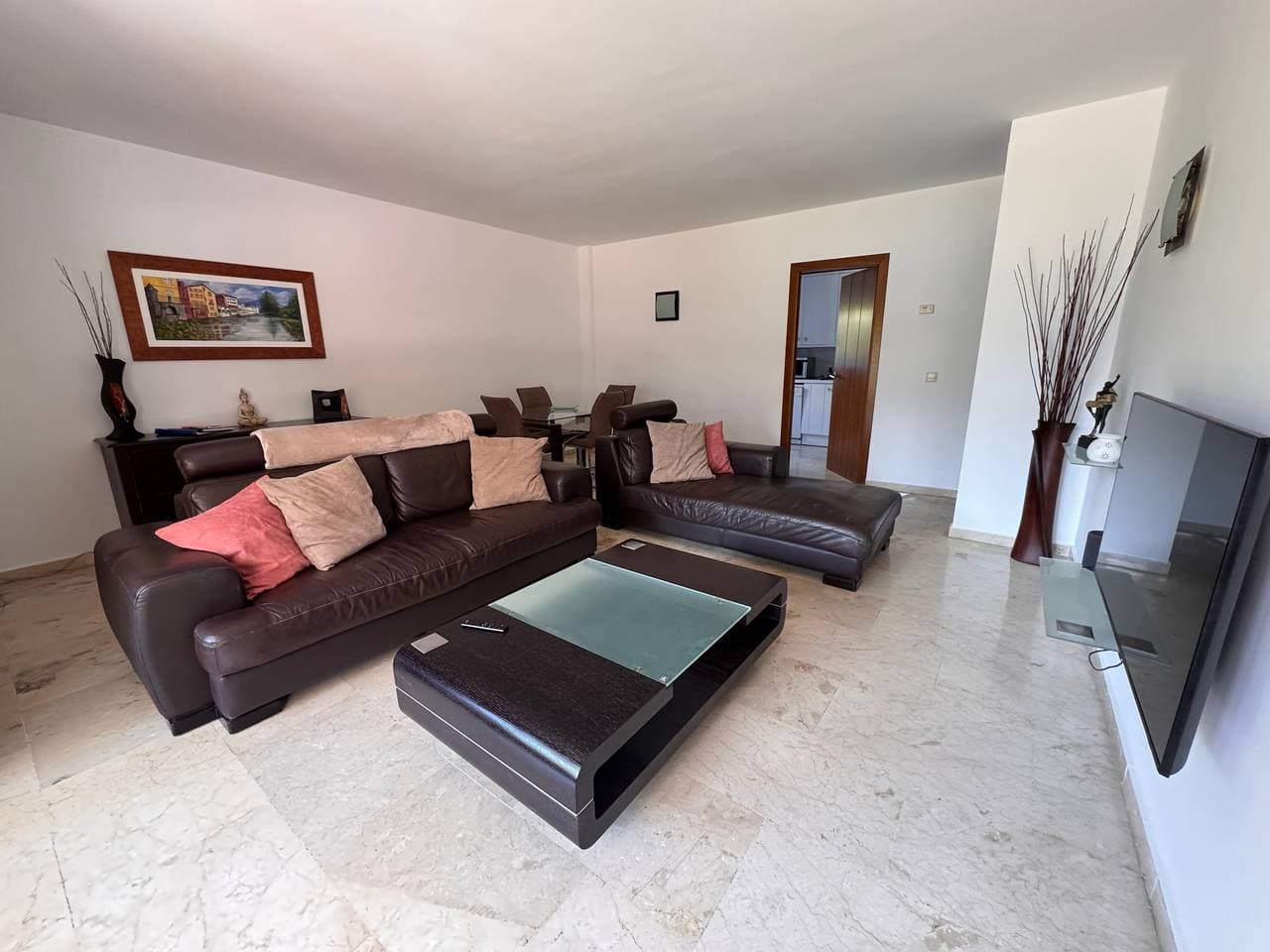 Foto 4 von 43: Geräumige Erdgeschosswohnung mit Gemeinschaftspool, Terrasse & WLAN