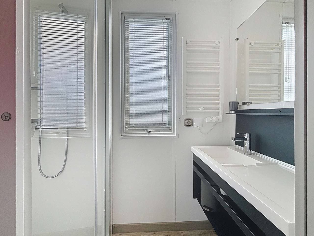 Foto 12 von 22: Mobil-Home Grand Confort, 4 Pers., 2 Ch., 2 SdB, Piscine Chauffée & Proche Mer