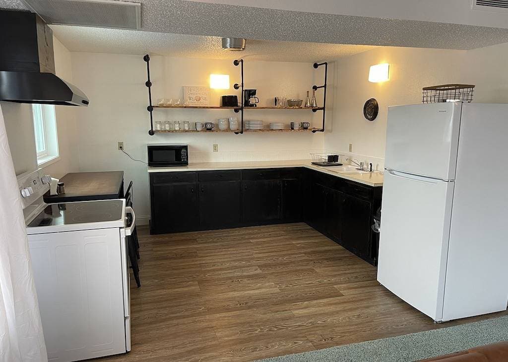 Foto 3 von 14: Downtown Retro Modern Flat, 3 blocks from the beach!