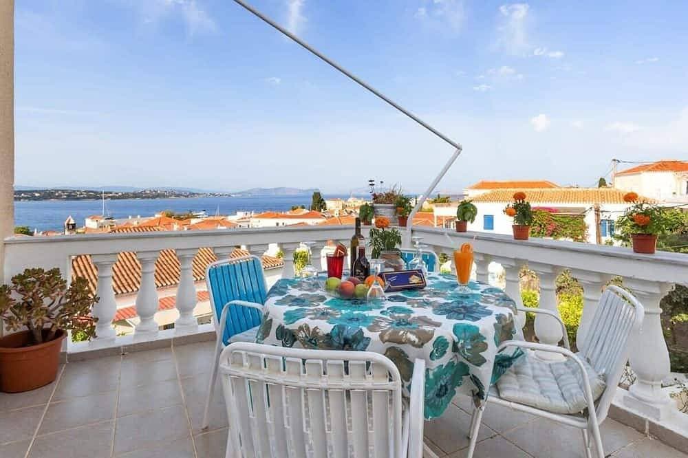 Foto 6 von 11: Mata, Feiertage in bunten Spetses