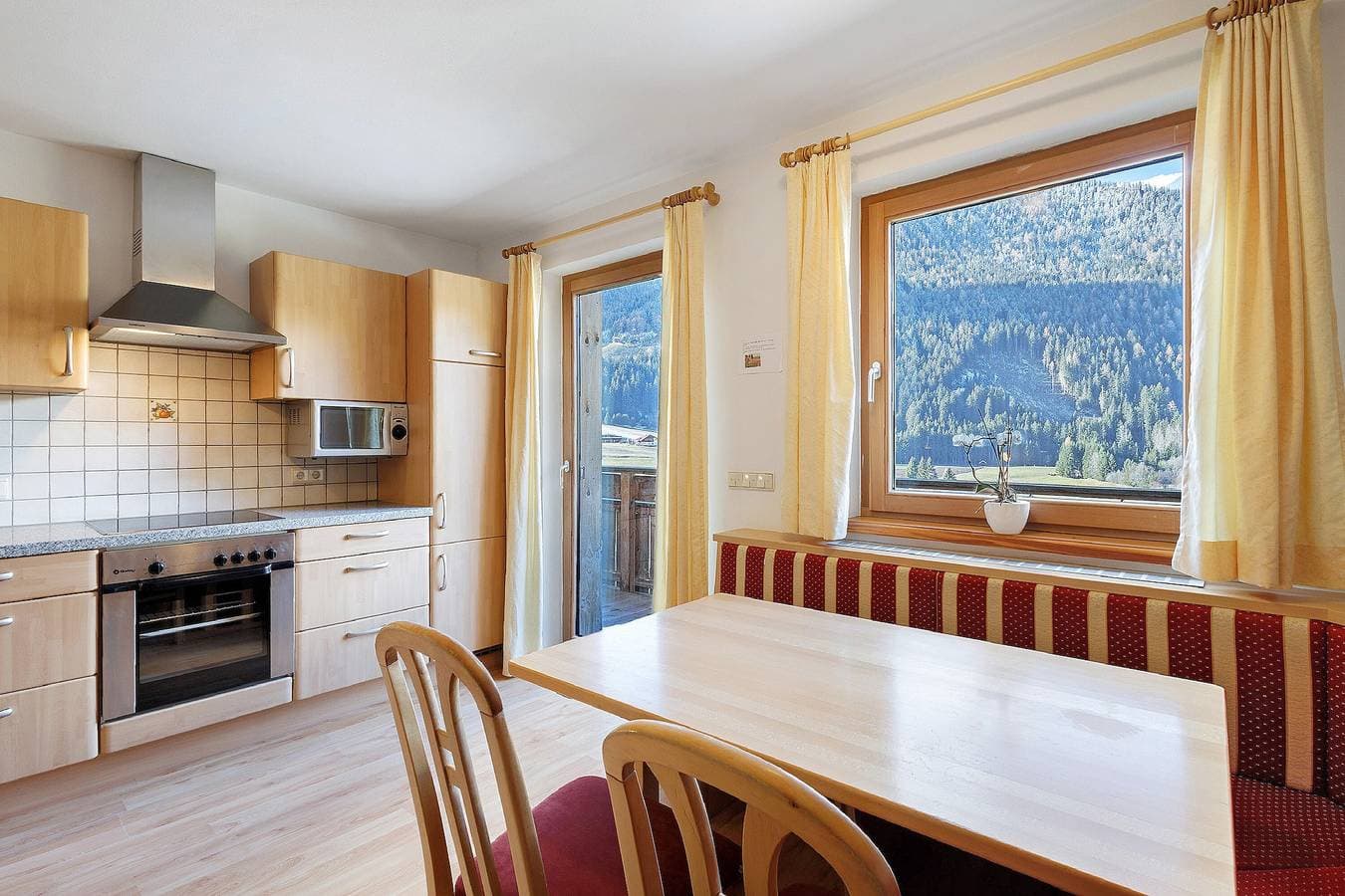 Foto 6 von 26: Apartment „Burgerhof Mooswald“ mit Bergblick, Gemeinschaftsterrasse und WLAN