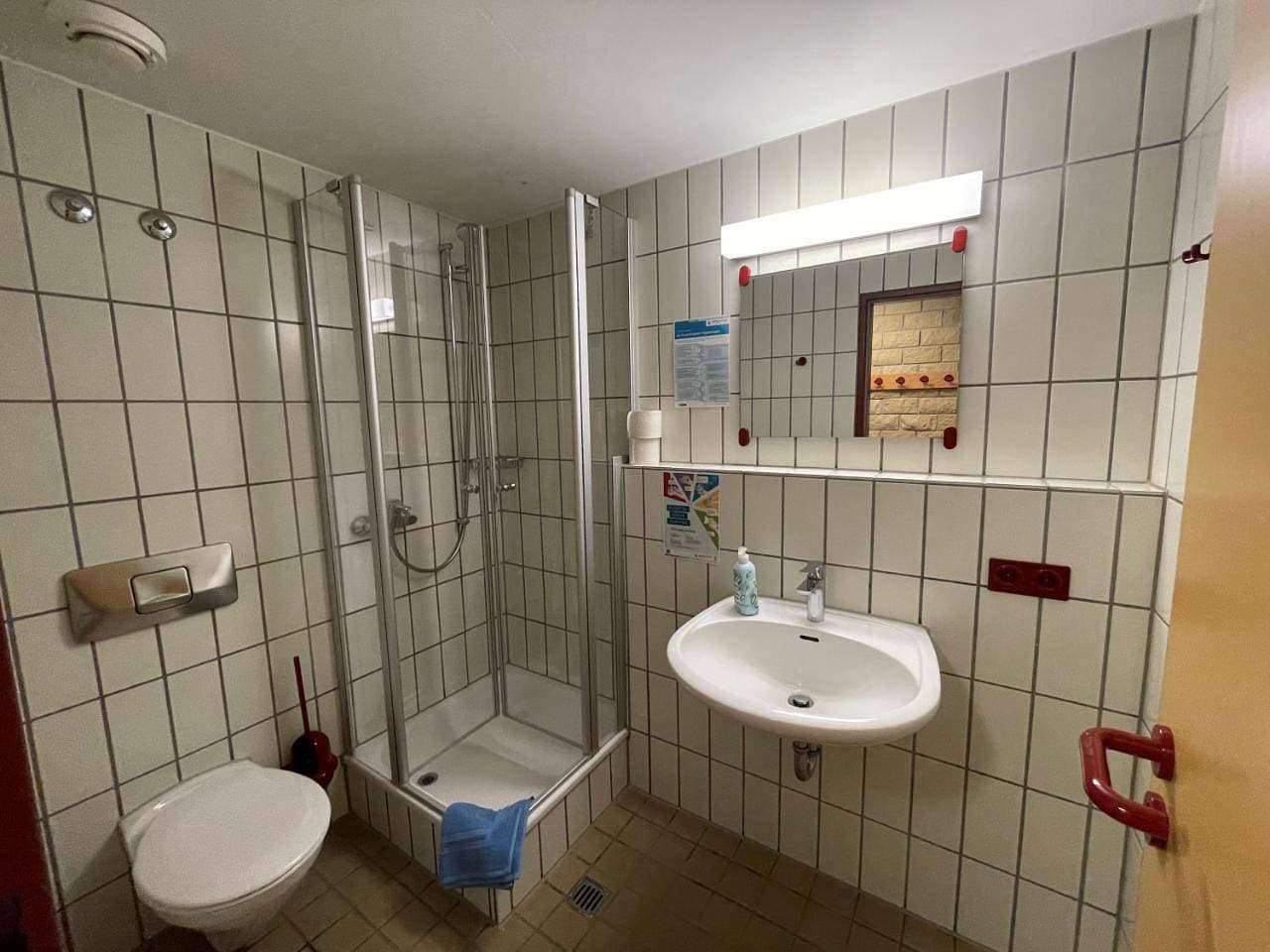 Foto 10 von 11: Twin Room with Private Bathroom