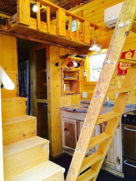 Foto 12 von 28: Shiner Shack Cabin. Ein rustikales Erlebnis in großartiger Lage mit privatem HotTub!