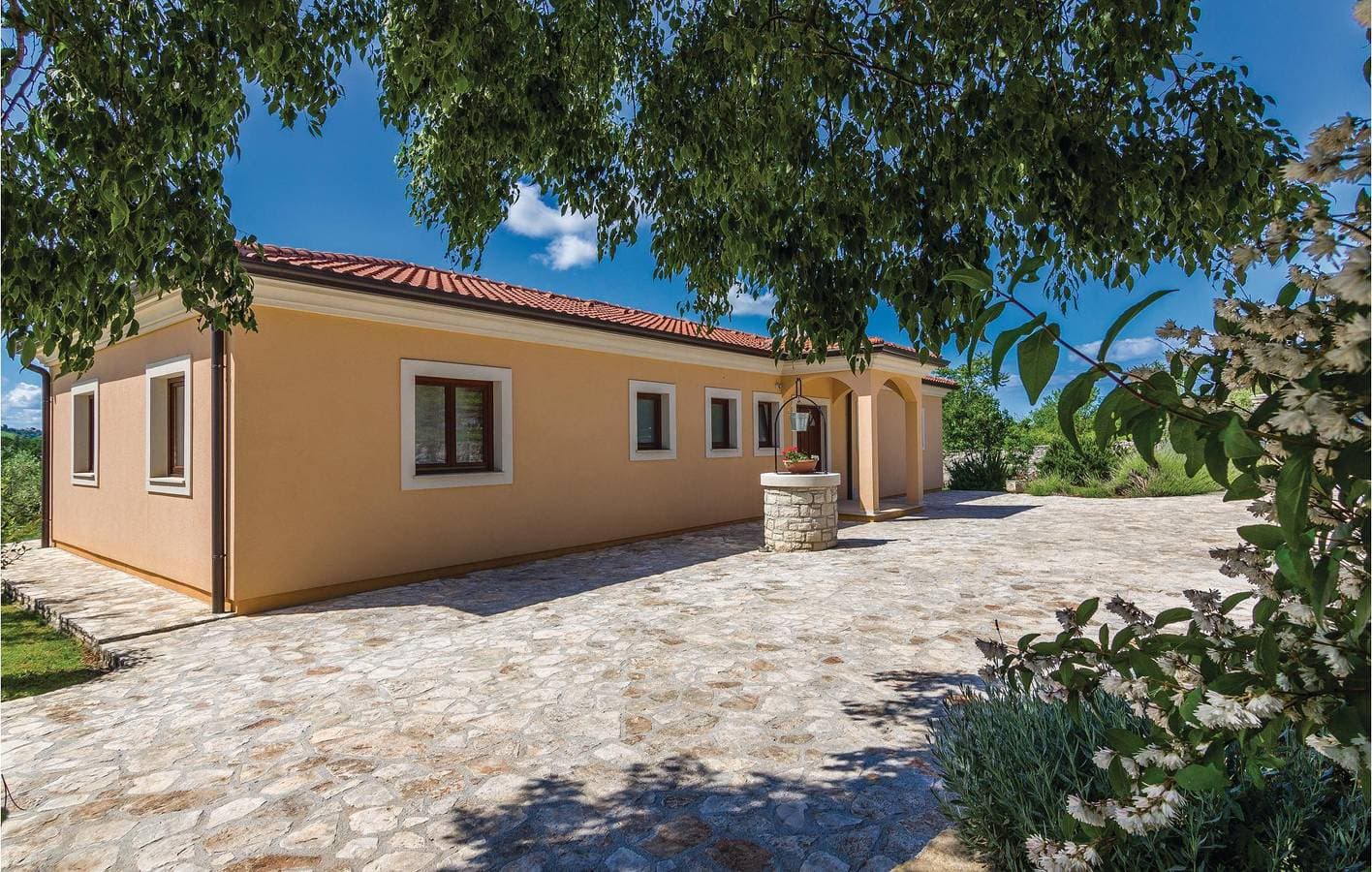 Foto 3 von 53: Gemütliche 1-Zimmer-Wohnung mit Pool, WLAN und Parkplatz in der Nähe von Montrin