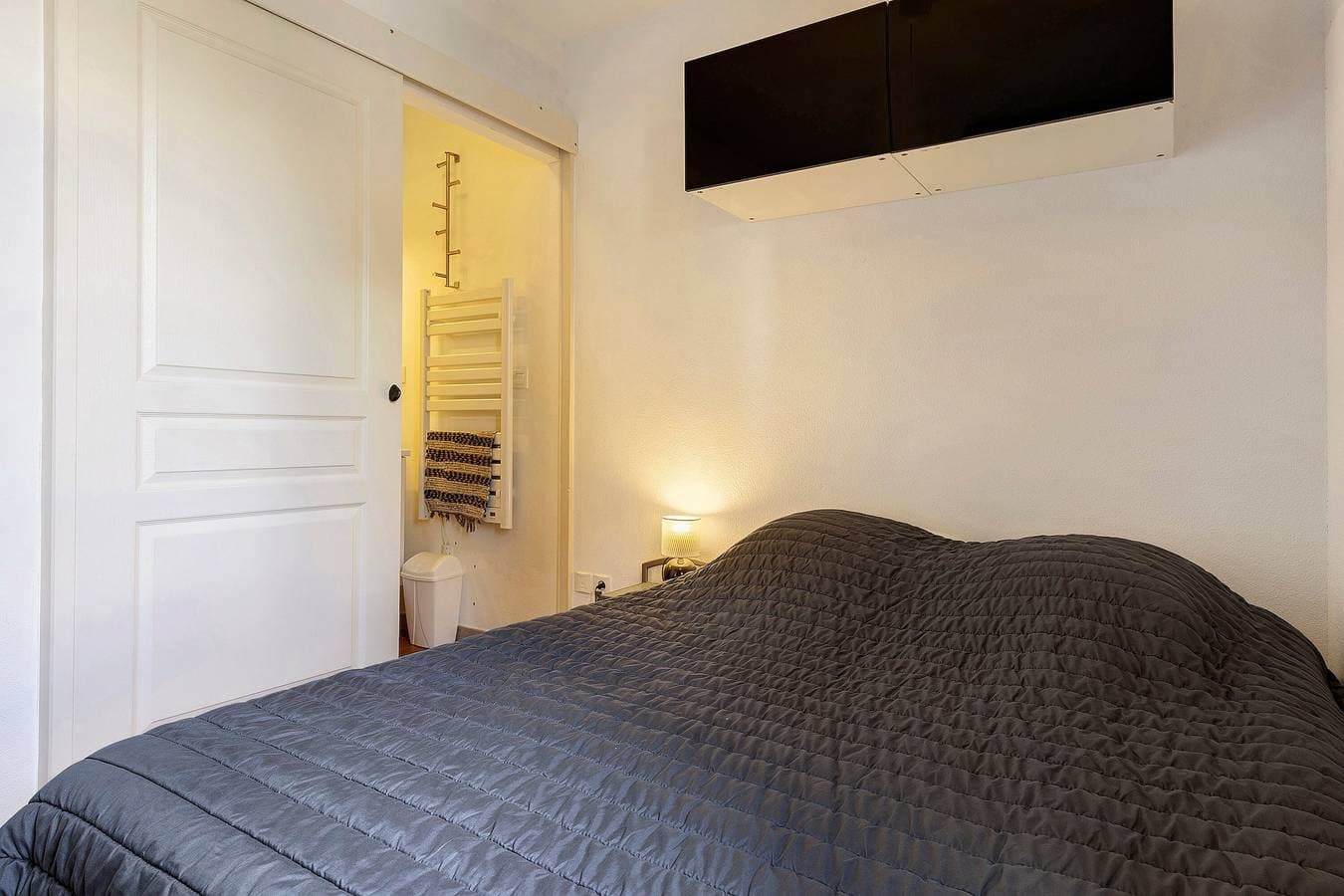 Foto 11 von 29: Studio-Apartment 'La Joue Du Loup' mit Bergblick und Balkon