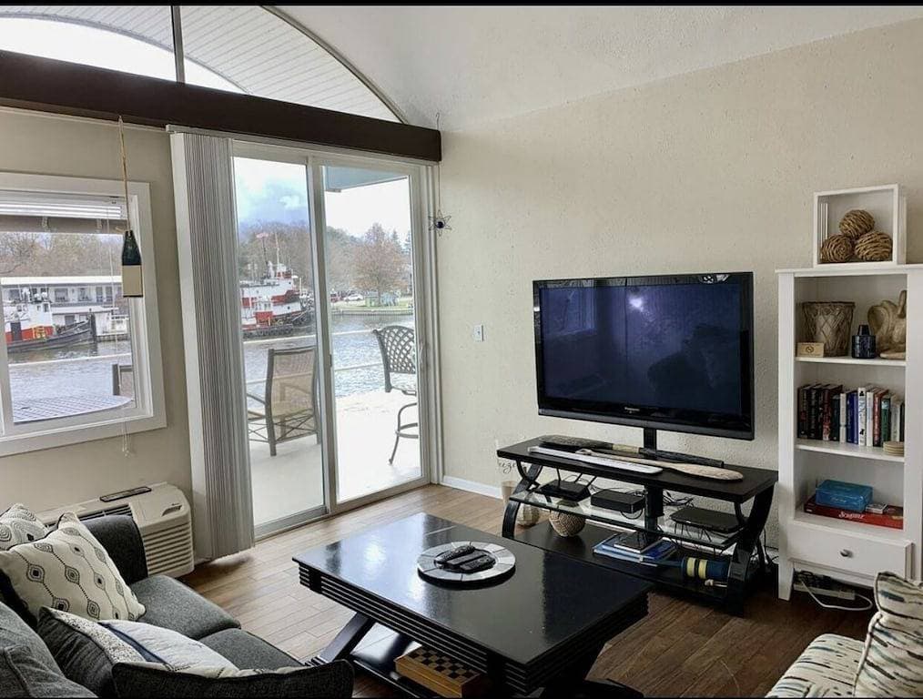Foto 2 von 8: Couples Waterfront Condo Saugatuck Kayak-Beach-hike-kayak  Outdoor Heated Pool