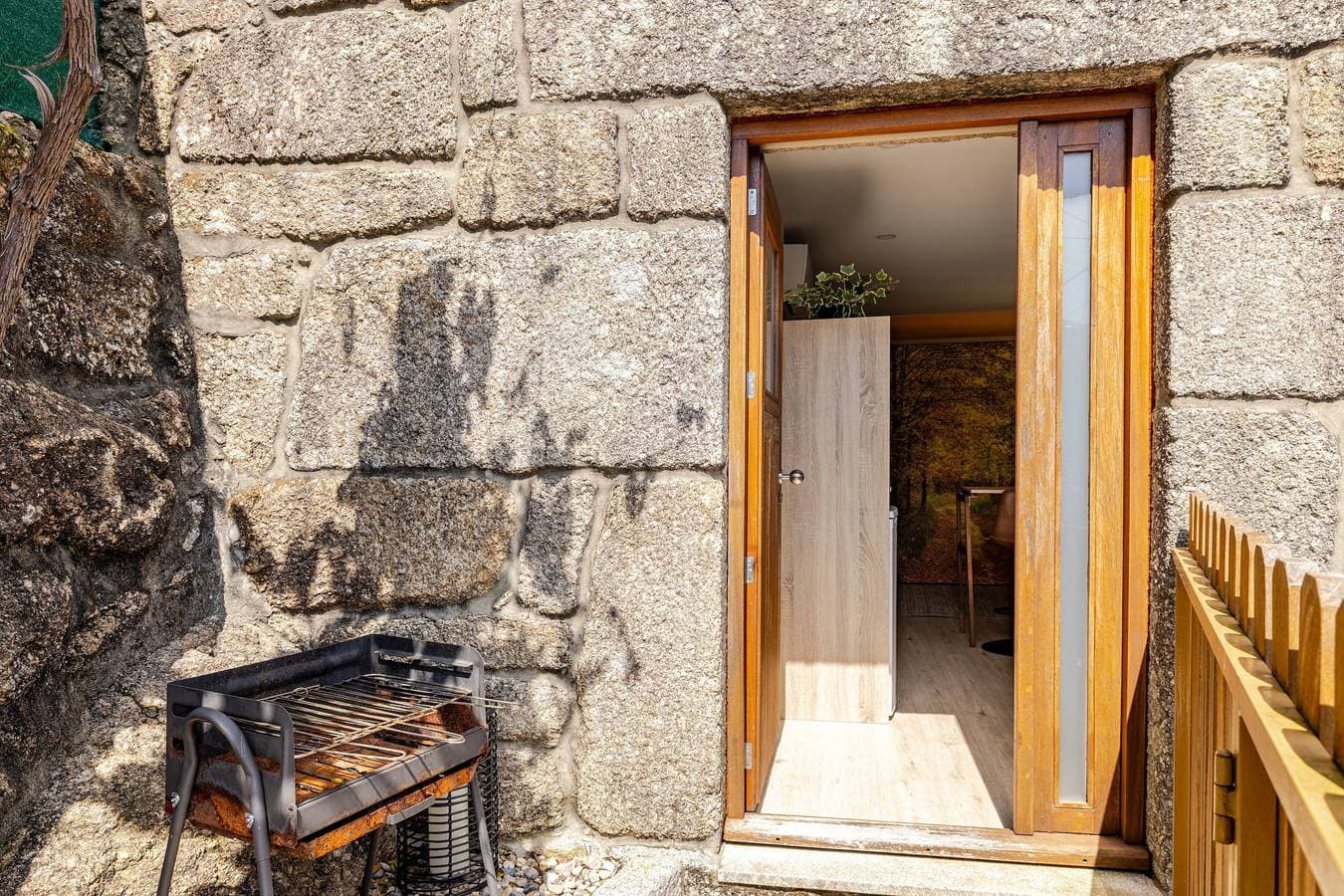 Foto 3 von 18: Ferienhaus 'Estúdio À Beira Da Água No Gerês' mit Seeblick, WLAN und Klimaanlage