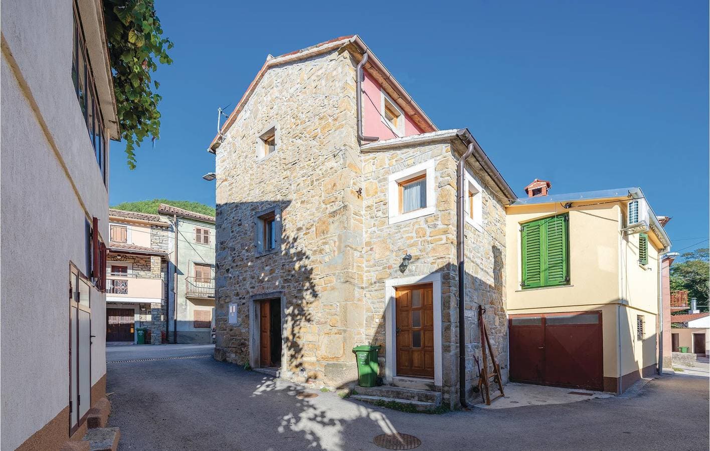Charmante 2-Zimmer-Wohnung mit Terrasse und Parkplatz 1
