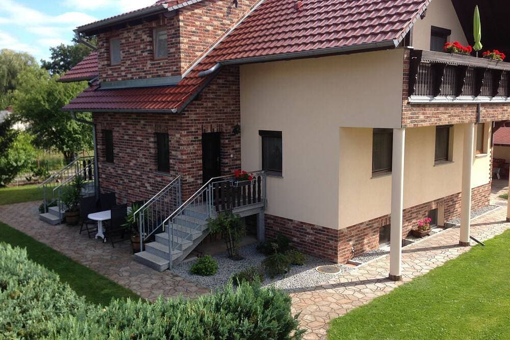 Ferienwohnung \"Rose\" im Landhausstil mit Außensauna und viel Natur 1