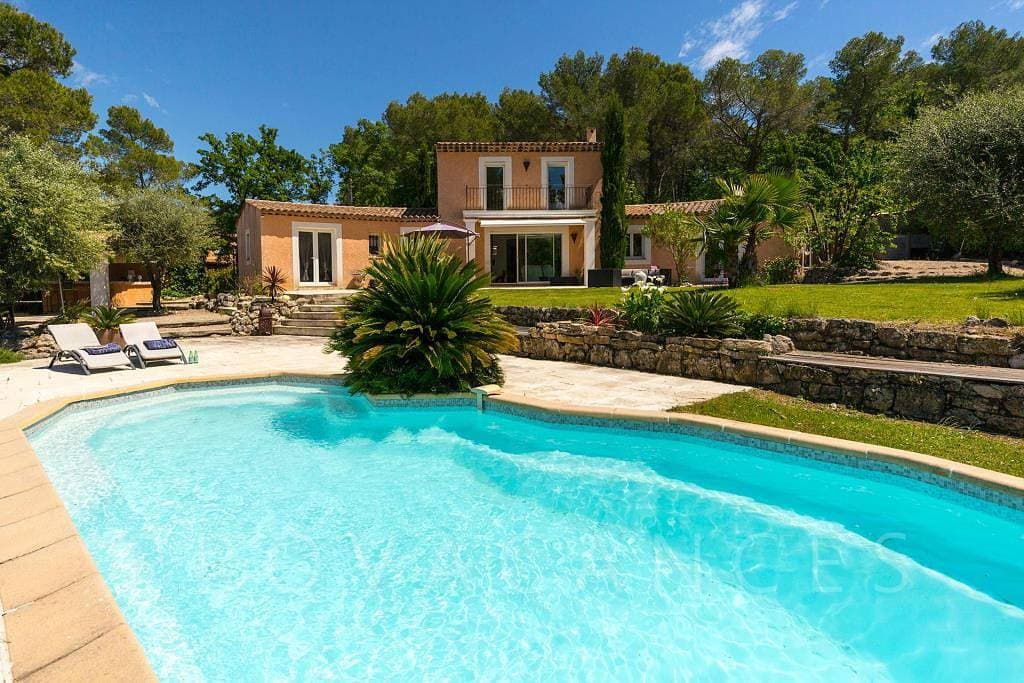 Schönes Ferienhaus mit Pool in Le Rouret 1