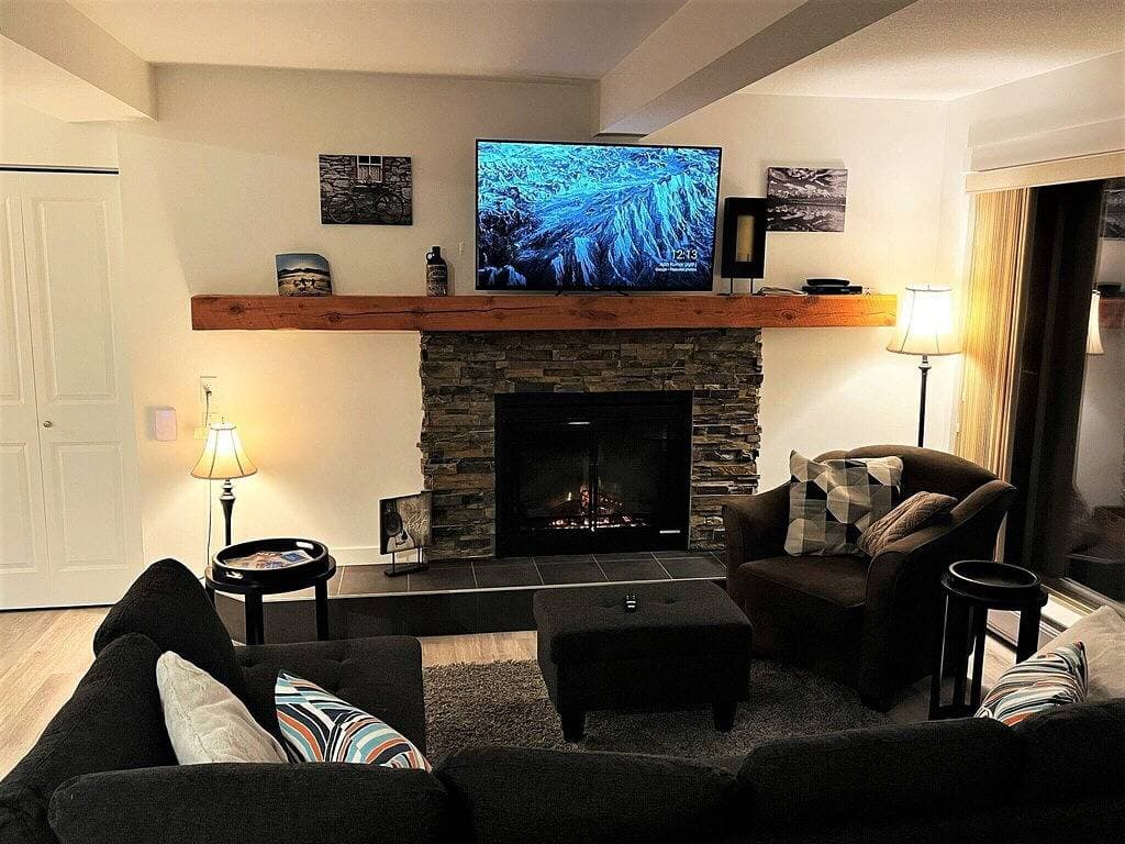 Foto 10 von 13: Renovated 3 bedroom condo, lower village, steps from the gondola and Toby pool.