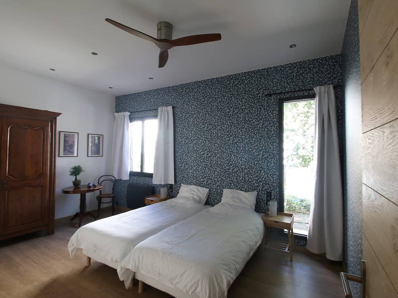 Zimmer "Madeleine" mit 2 Einzelbetten und Gästetisch 1