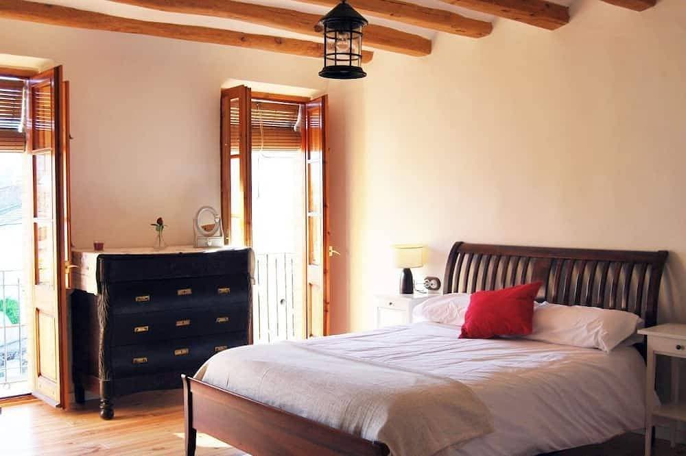 Rural house with patio and barbecue. Ideal for families and pets. 1 hour from Barcelona 1