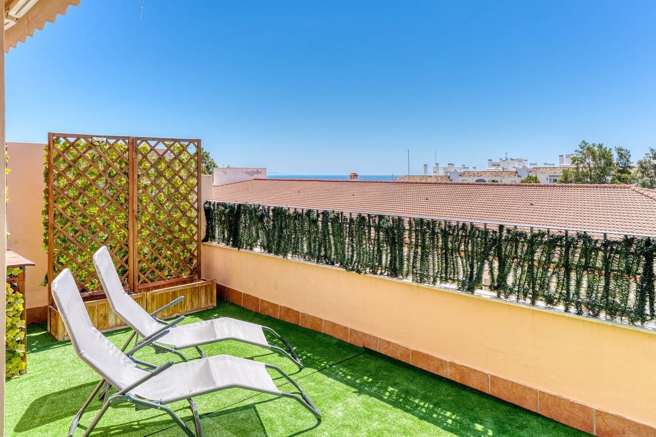 Foto 2 von 24: Ferienwohnung 'Meerblick - 2 Schlafzimmer' mit Gemeinschaftspool, Wi-Fi und Klimaanlage