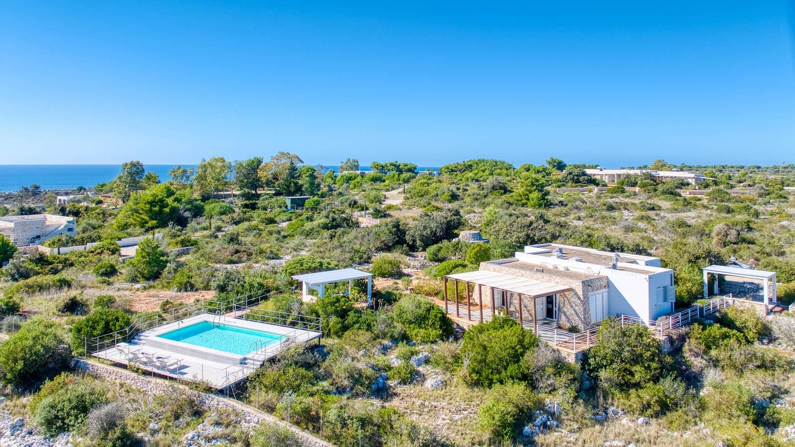 Panorama-Villa mit schönem Pool in Strandnähe 1