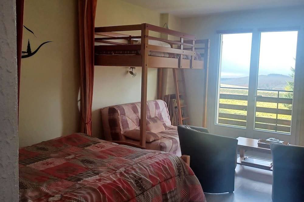 Foto 2 von 15: Studio in Besse-et-Saint-Anastaise mit Parkplatz und Blick auf die Cantal-Berge
