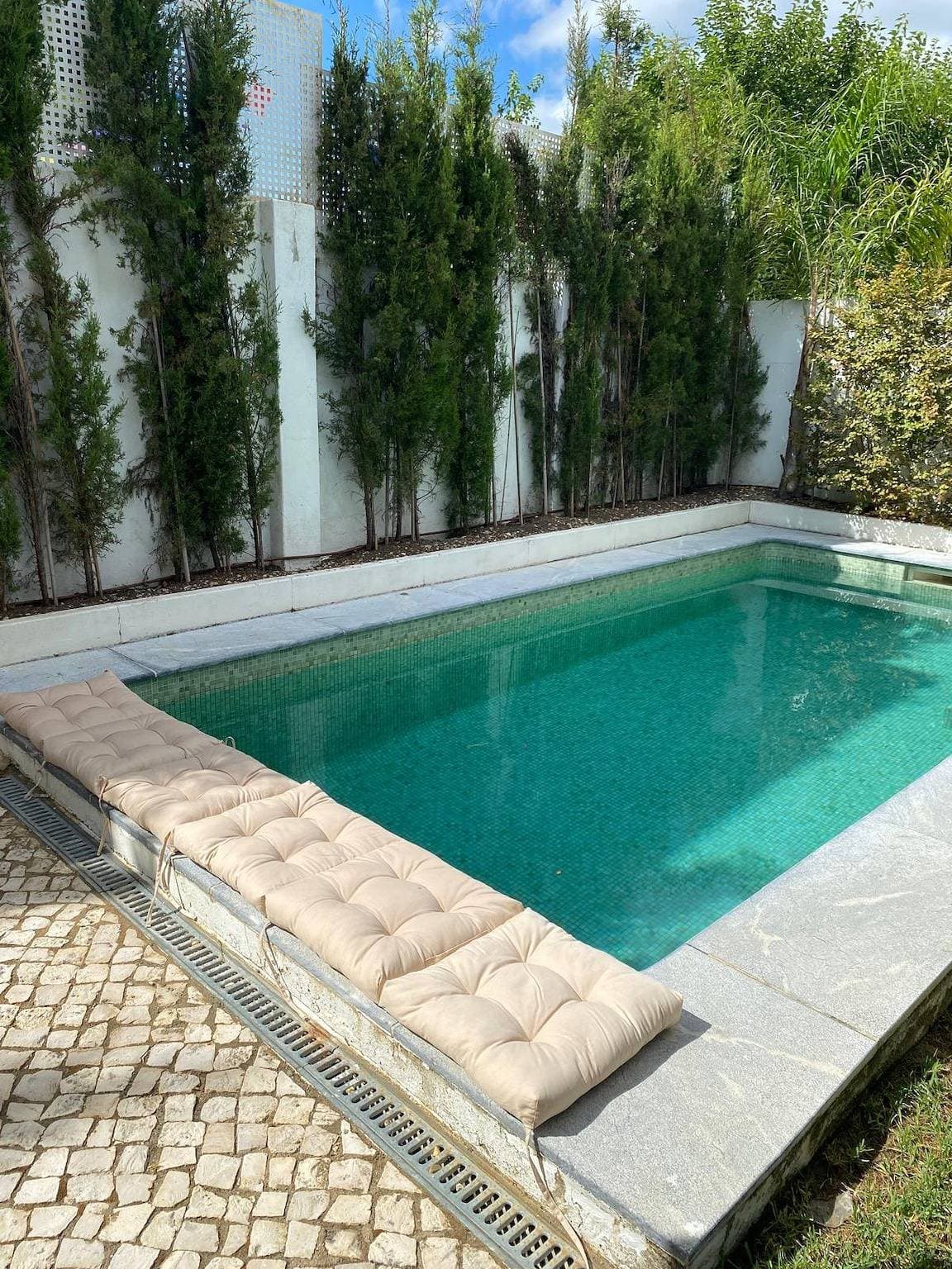 Foto 3 von 45: Sunshine Guesthouses Sleeps 6, Parking