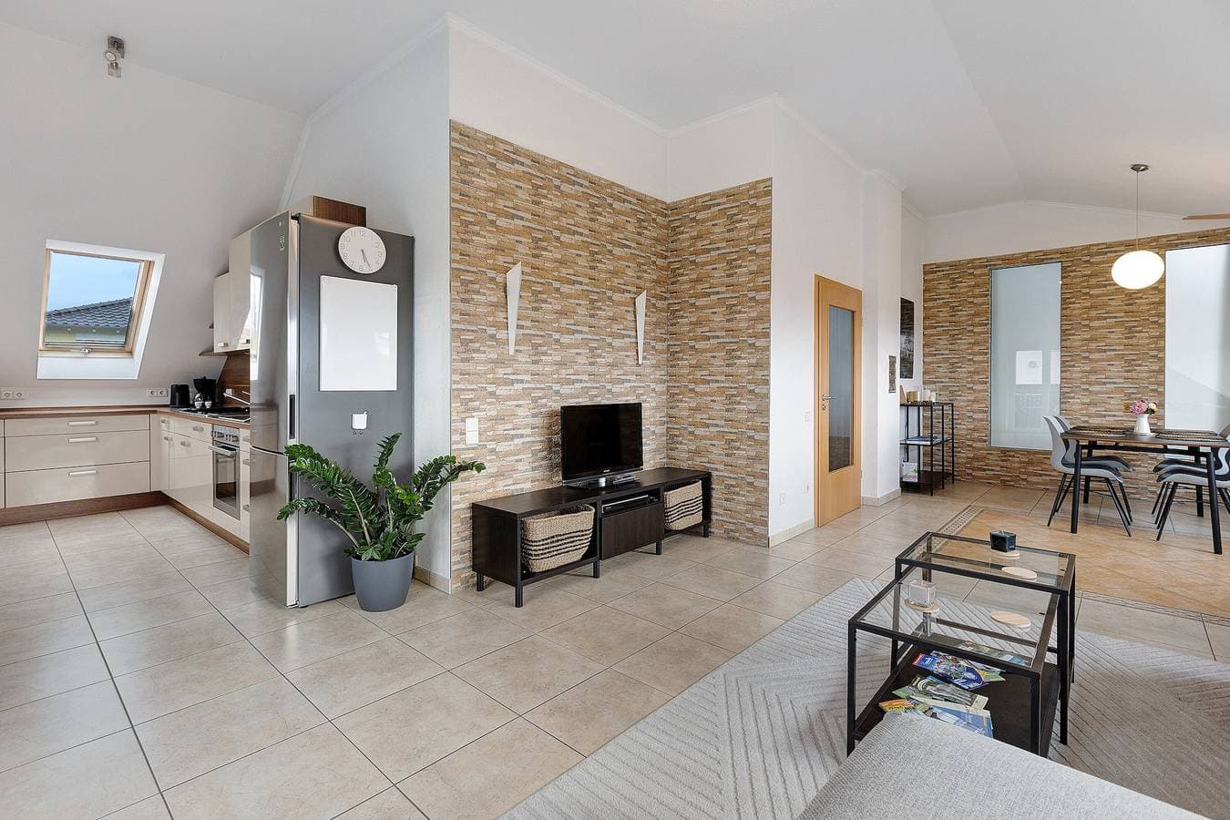 Foto 3 von 17: Moderne Ferienwohnung mit Seeblick und Balkon direkt am Bodensee-Radweg
