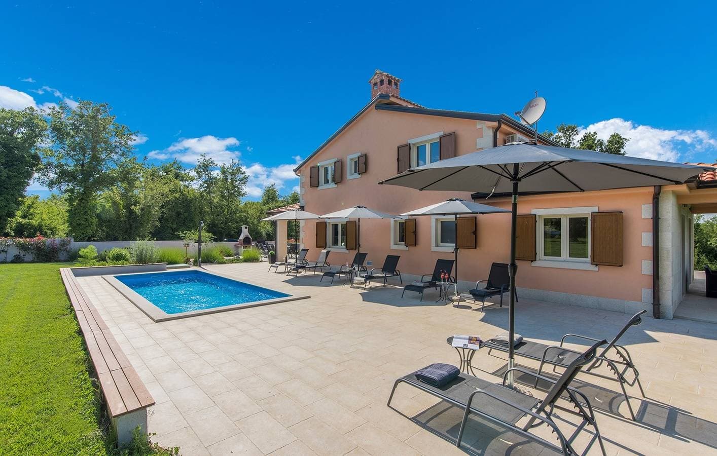 Foto 2 von 50: Große Familienvilla mit privatem Pool