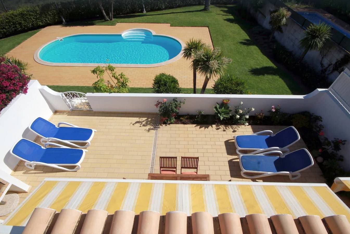 Foto 2 von 33: Ferienhaus "Villa Meia-Praia" mit Meerblick, Pool, A/C, Terrasse & Garten