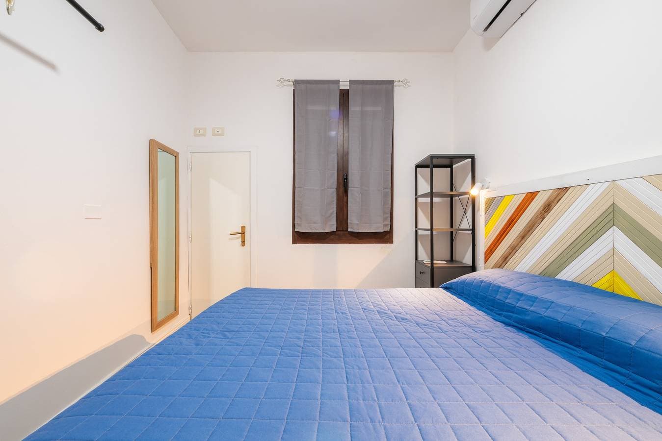 Foto 13 von 28: Tramonto über Sant’Efisio – Modernes Apartment mit Blick auf die Kirche