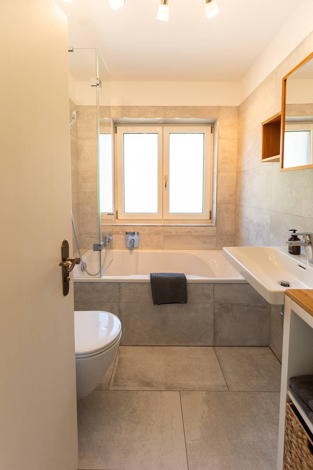 Foto 13 von 19: Ferienwohnung Aribo - Ferienwohnung 48qm mit Bergblick und Seeblick vom Balkon