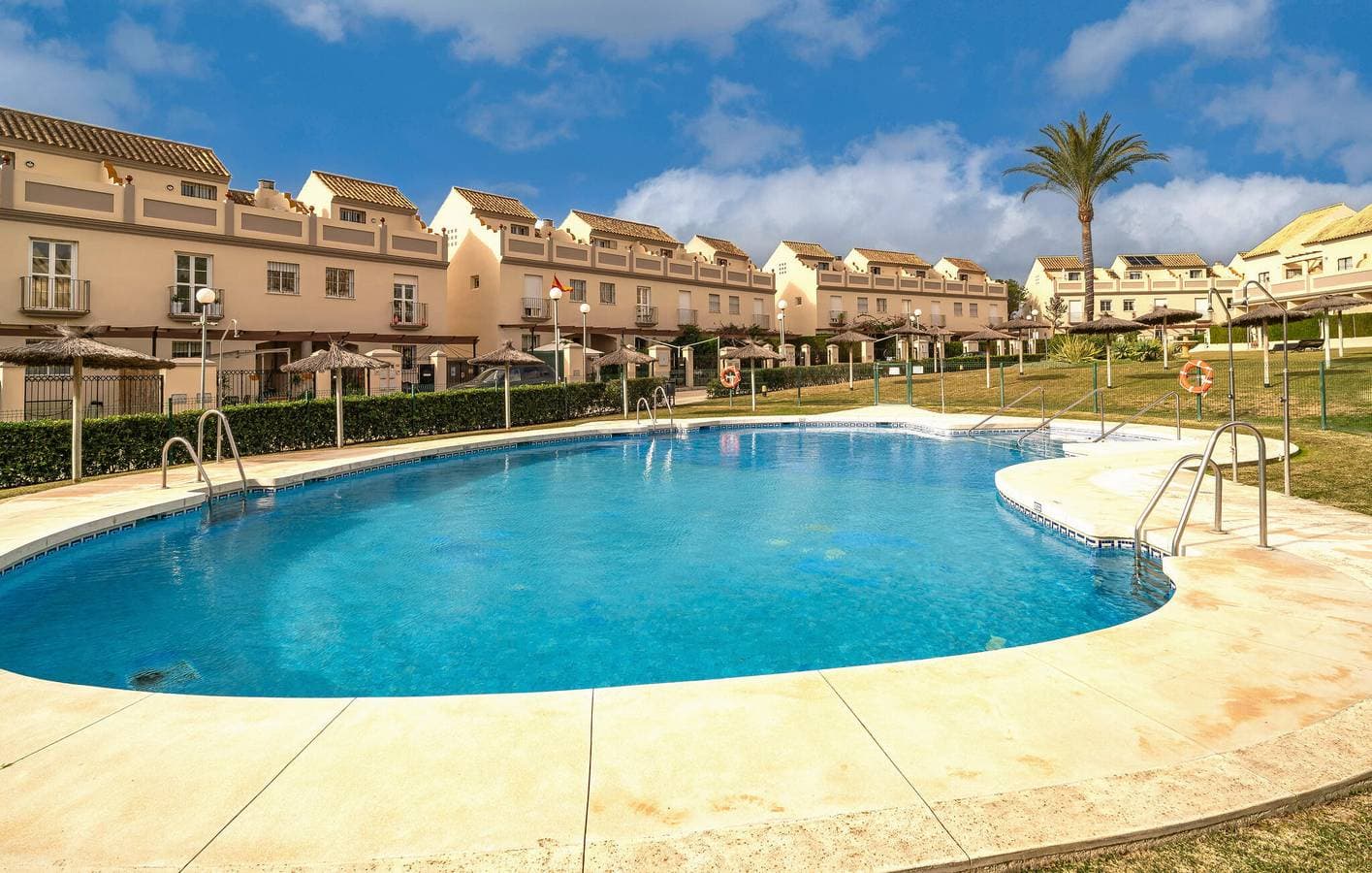 Glückseligkeit am Strand: Modernes Apartment mit Pool und Terrasse 1
