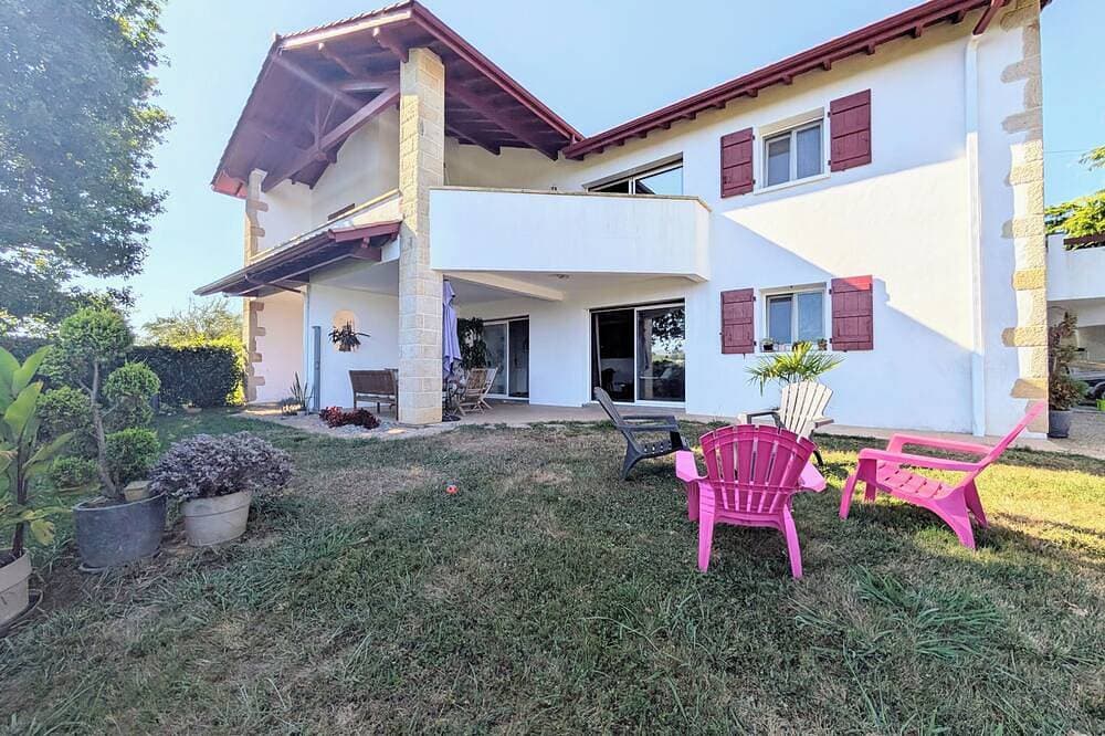 Hasparren, family apartment 114m², garden and view, sleeps 6. 1