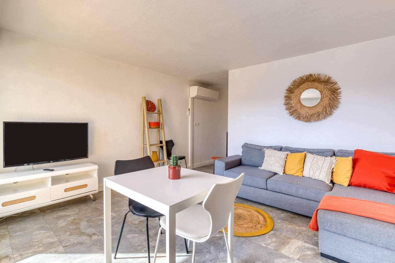 Foto 7 von 23: Apartment 'Super auf der Fischerinsel' mit Meerblick, privater Terrasse & Klimaanlage