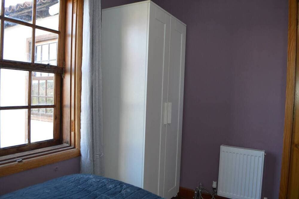 Foto 7 von 30: This twin room has two single beds with a private separate bathroom ( bathroom across the hallway). The view is of the whole garden area and the sea can be seen on clear days.