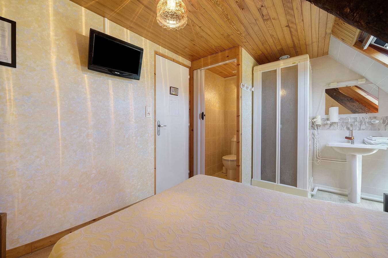 Foto 6 von 25: Gästezimmer „Chambre 4“ mit gemeinsamem Garten und WLAN